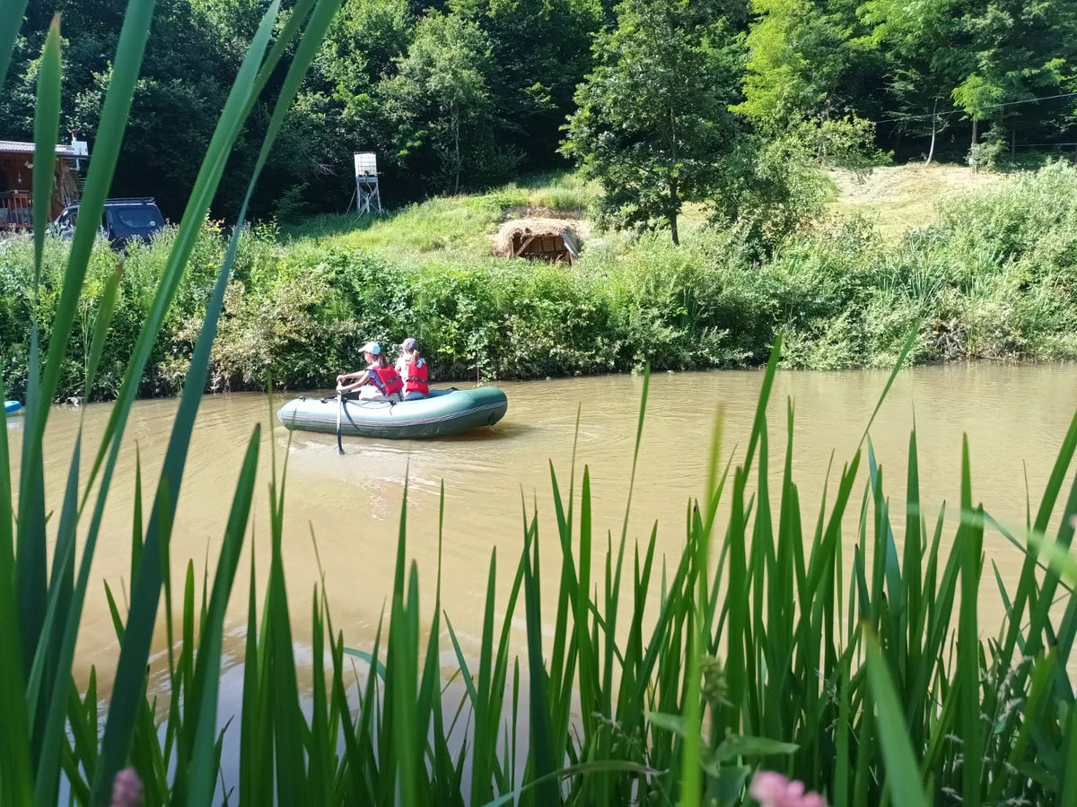 Barcă pe lac la Carpatin Adventure Camp