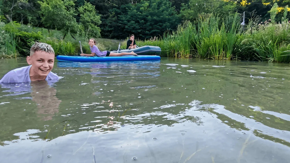 Copii la activitatea de paddle board, tabăra Carpatin Adventure