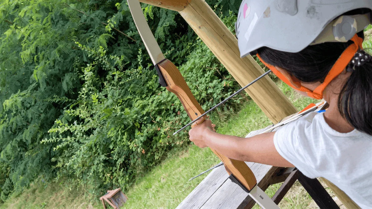 Activitate de tir cu arcul la tabăra Carpatin Adventure